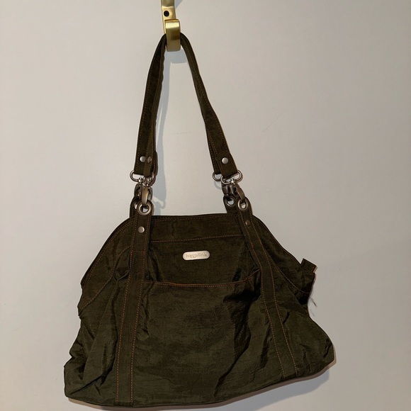 Baggallini green and orange purse with lots of pockets and fun features! - Picture 2 of 8